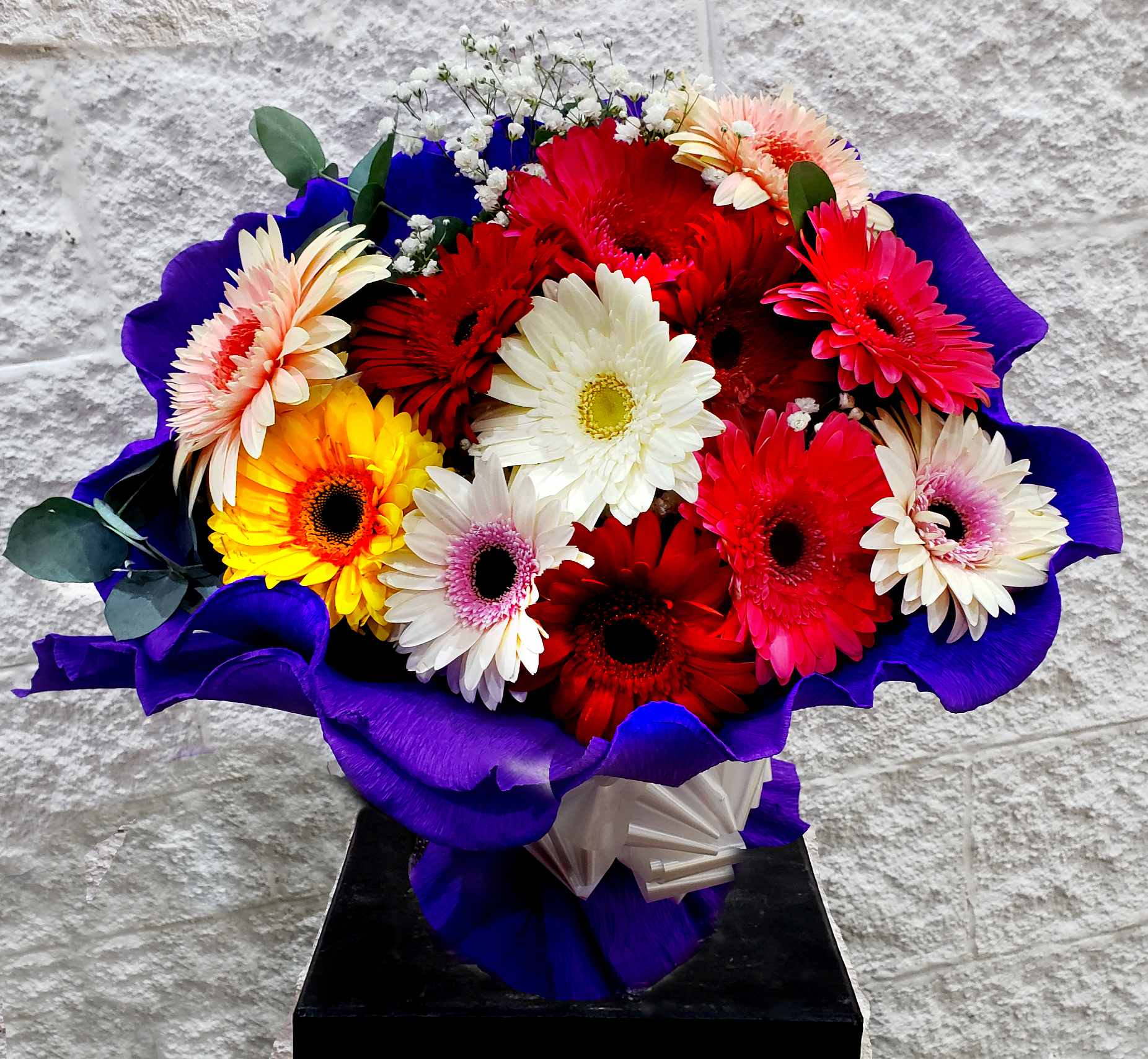 Envio y venta de flores ,rosas, plantas,arreglos florales ,regalos y desayunos a domicilio con delivery gratis en la Ciudad Autonoma de Buenos Aires y con costo de env�o en localidades del Gran Buenos Aires asi como delivery de flores y plantas a trav�s de florerias asociadas en todas las provincias de la Argentina, Buenos Aires, la Pampa, Tucuman, La Rioja, R�o Negro, Entre Rios, Corrientes, Misiones, Neuquen, Chubut, Tierra del Fuego, Santa Cruz, San Luis, Mendoza, Cordoba, Jujuy, Formosa, Santiago del Estero, Salta, Chaco, Catamarca ,San Juan, y ademas realizamos el delivery de flores ,coronas,palmas , plantas y regalos a todas las ciudades de Argentina, Mar del Plata, C�rdoba, Buenos Aires, con cargo en Santa Rosa, La Plata, Bella Vista, Neuquen, Pilar, Paran�, Posadas, Resistencia, Cipolleti y mas de 300 ciudades y localidades en todo el territorio de nuestro pa�s, asi como tambien tenemos la posibilidad de enviar flores a casi todo el mundo en cuestion de horas
